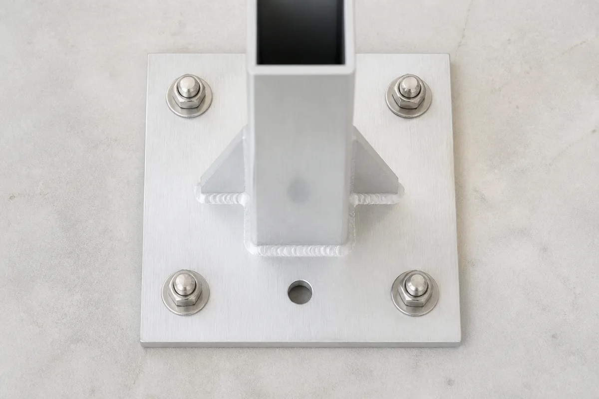 Pied de poteau aluminium sur platine avec trou de drainage et visserie inox